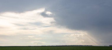 Işık ve karanlık ve dramatik fırtına bulutları arka planda