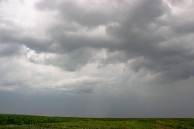 Işık ve karanlık ve dramatik fırtına bulutları arka planda