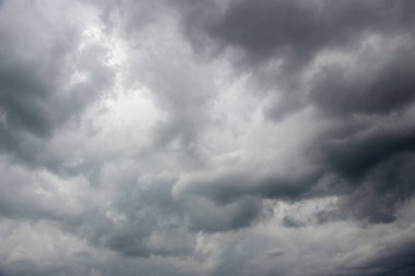 Işık ve karanlık ve dramatik fırtına bulutları arka planda