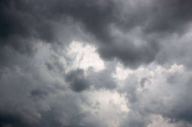Işık ve karanlık ve dramatik fırtına bulutları arka planda