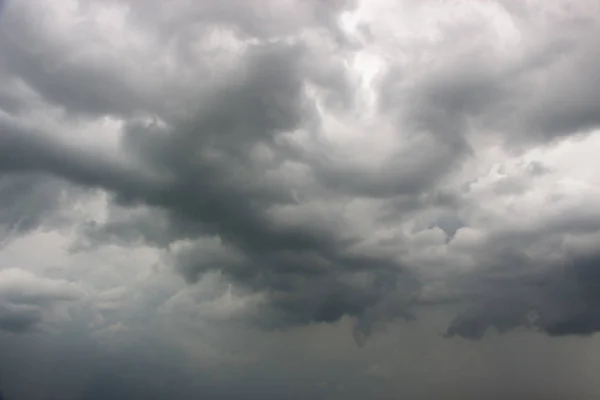 Światło w ciemności i dramatycznych chmur burzowych tle — Zdjęcie stockowe