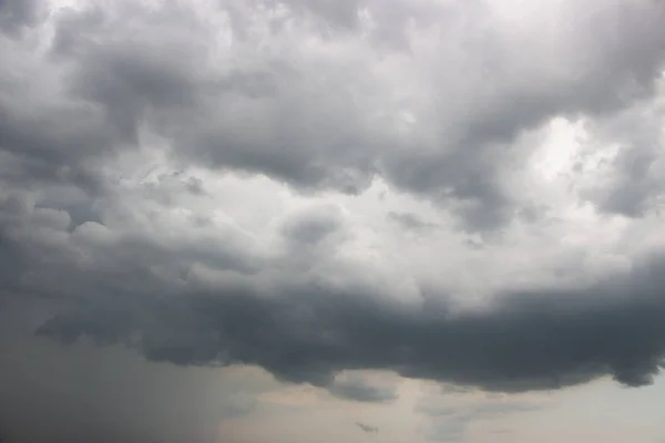 Luz en la oscuridad y dramática tormenta Nubes de fondo —  Fotos de Stock