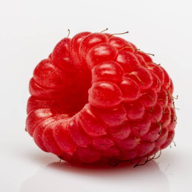 Beyaz bir arka plan üzerinde bir olgun güzel ahududu berry