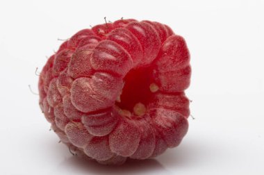 Beyaz bir arka plan üzerinde bir olgun güzel ahududu berry