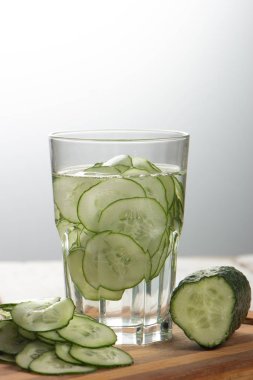 Salatalık suyu, vücudu detoks ve beyaz bir arka plan üzerinde susuzluk gidermek için temizlik su.