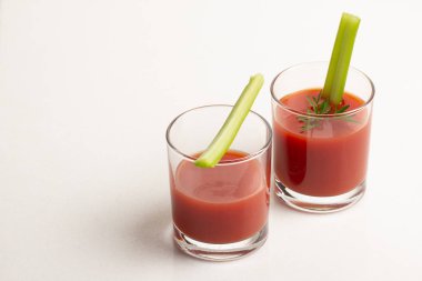 Beyaz arka plan üzerinde taze domates suyu yakın