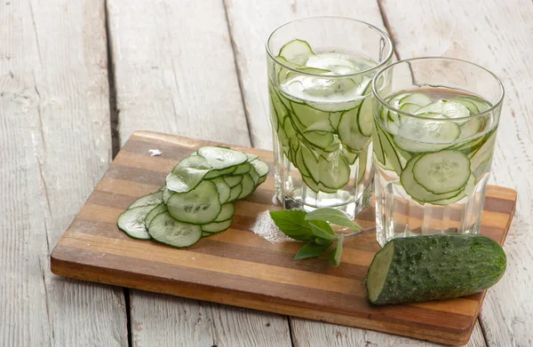 Cucumber water, cleansing water to detoxify the body and quench thirst on a white background. — Stock Photo, Image