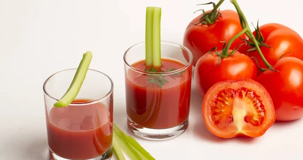 Frischer Tomatensaft auf weißem Hintergrund in Nahaufnahme — Stockfoto