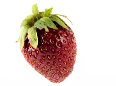 Beyaz arka plan üzerinde güzel olgun doğal ideal olmayan şekilli çilek