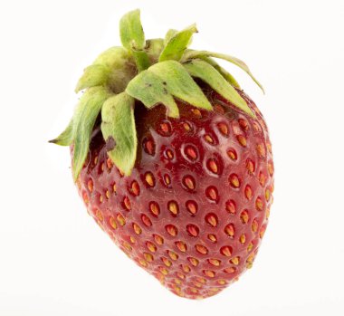 Beyaz arka plan üzerinde güzel olgun doğal ideal olmayan şekilli çilek