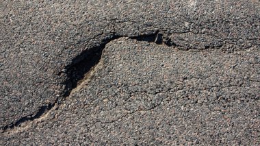 Yolun üzerinde birçok çukurlar vardır yakın