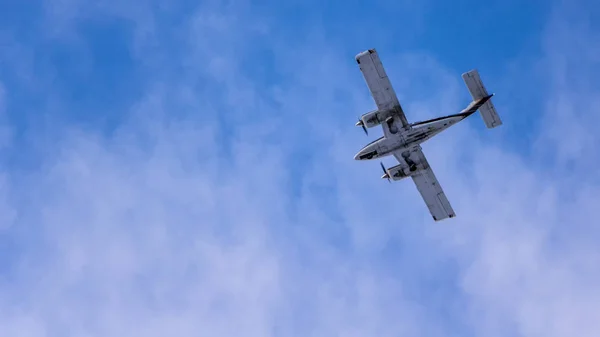Um avião voa no céu — Fotografia de Stock