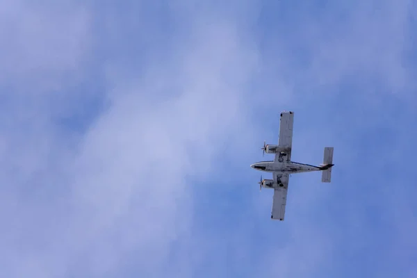 Um avião voa no céu — Fotografia de Stock