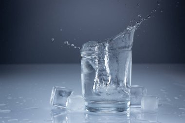 Mavi arka planda cama su dökmeyakın