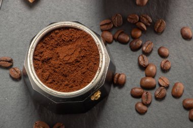 koyu taş arka plan günaydın kavramı üzerinde siyah kahve makinesi