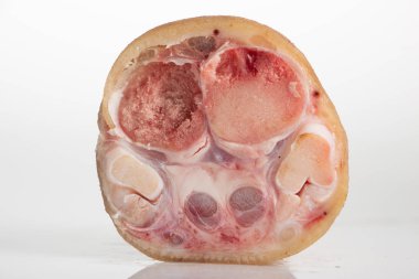 beyaz arka plan üzerinde ham domuz yakın