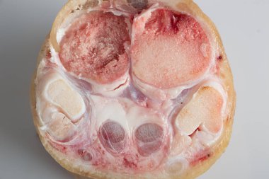 beyaz arka plan üzerinde ham domuz yakın