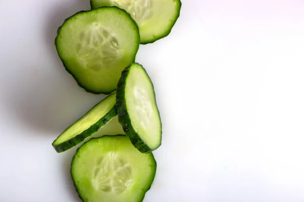Свіжий зелений огірок, порізаний кільцями на білому тлі — стокове фото