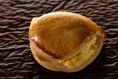 Bir cheesecake, kahverengi eski bir kağıt üzerinde bir koltuk