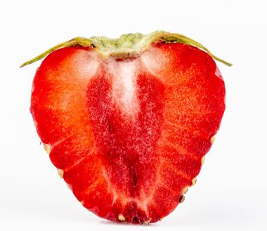 Çilek dilimi ile çilek. Beyaz arka planda yalıtılmış.