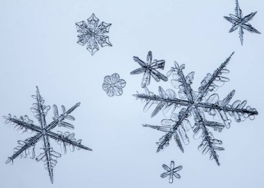Açık mavi bir arka plan üzerinde güzel kar tanesi yakın