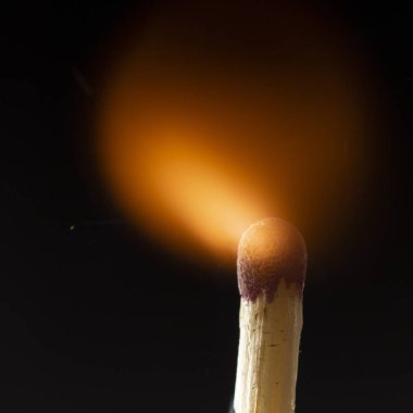 Siyah bir arka plan üzerinde kırmızı bir maç kafası ile yanan ahşap maç.