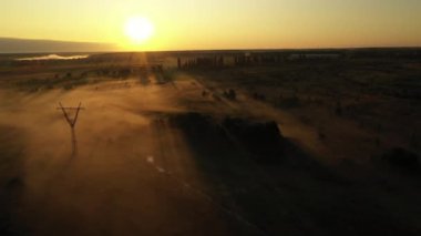 4k Sis, güzel yaz manzara, yüksek kalitede sabah yaz çayır üzerinde Uçan