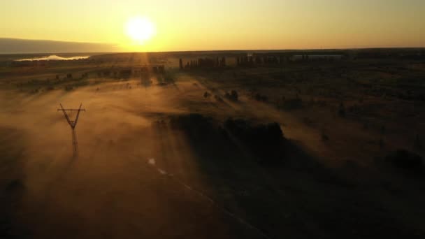 4K Survoler le matin prairie d'été dans le brouillard, beau paysage d'été, de haute qualité — Video