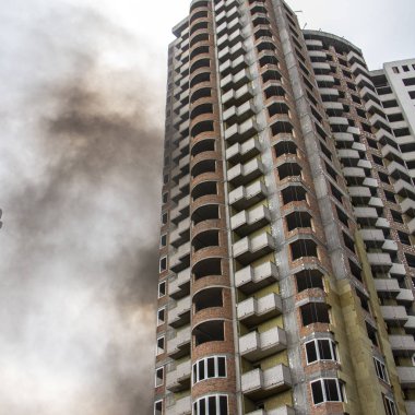 Yangın Bir şantiyede, bitmemiş çok katlı betonarme bina