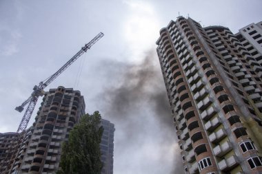 Yangın Bir şantiyede, bitmemiş çok katlı betonarme bina