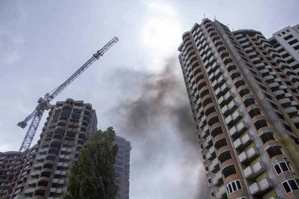Yangın Bir şantiyede, bitmemiş çok katlı betonarme bina