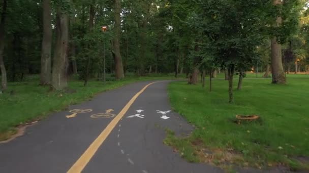 4k Callejuelas deshabitadas, en el fresco parque central de la mañana de Bucha — Vídeo de stock