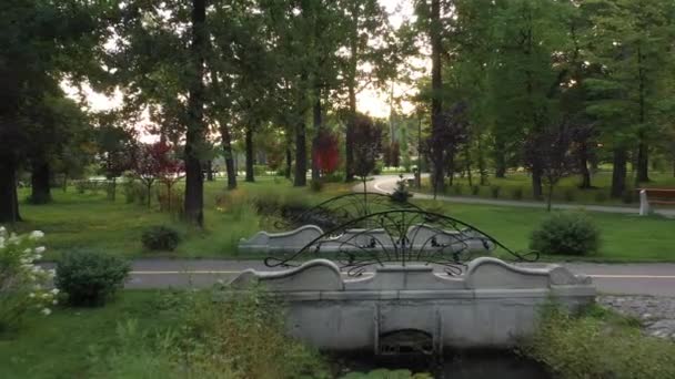 4k ακατοίκητα σοκάκια, το πρωί φρέσκο κεντρικό πάρκο της Bucha — Αρχείο Βίντεο