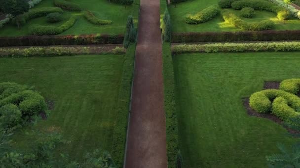 4k Fotografía aérea Jardín francés en el centro de Buchan. Una obra maestra del arte topiario. — Vídeo de stock