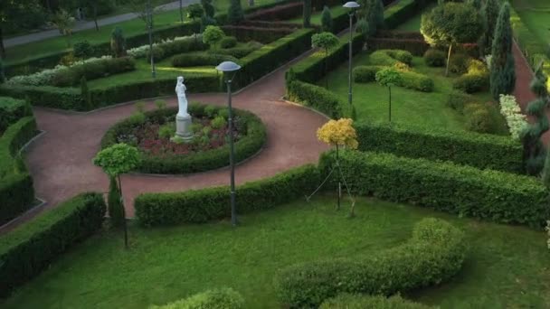 4k Luftaufnahme Französischer Garten im zentralen Stadtpark von Buchan. Ein Meisterwerk der Bildhauerkunst. — Stockvideo