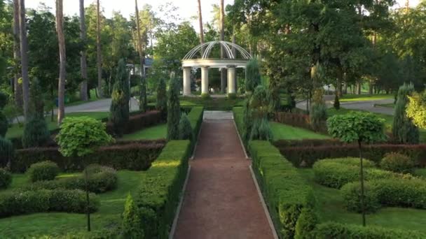 Fotografia aérea Jardim francês no centro do parque da cidade de Buchan. Uma obra-prima da arte topiária. — Vídeo de Stock