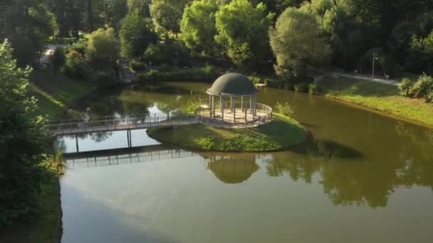 Theophania Park, een prieel op een klein eiland in het midden van het meer, bovenaanzicht, drone vlucht — Stockvideo