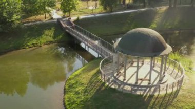 Theophania Park, gölün ortasındaki küçük bir adada bir çardak, üst manzara, İHA uçuşu.