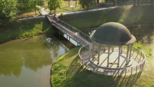 Theophania Park, Pavillon auf einer kleinen Insel mitten im See, Draufsicht, Drohnenflug — Stockvideo