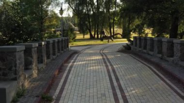 Feofaniya parkta 4k Uçan drone, doğal sahne, akşam gökyüzü arka plan.