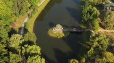 Feofaniya parkta 4k Uçan drone, doğal sahne, akşam gökyüzü arka plan.