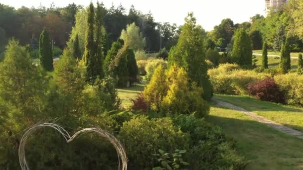 4k fliegende Drohne im feofaniya Park, malerische Landschaft, am Abendhimmel Hintergrund. — Stockvideo