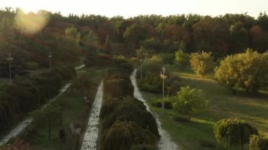 Feofaniya parkta 4k Uçan drone, doğal sahne, akşam gökyüzü arka plan.