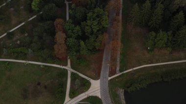 Feofaniya parkta 4k Uçan drone, doğal sahne, akşam gökyüzü arka plan.