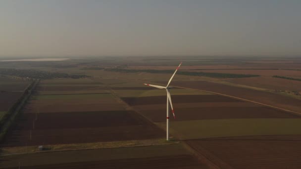 Fazenda eólica em campos agrícolas, drone wiev Ecologia e conceito de energia verde — Vídeo de Stock