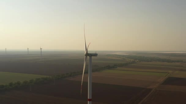 Ветроэлектростанция на сельскохозяйственных полях, беспилотник wiev Экология и зеленая энергетика концепции — стоковое видео