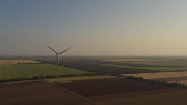 Fazenda eólica em campos agrícolas, drone wiev Ecologia e conceito de energia verde — Vídeo de Stock