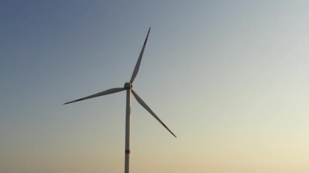 Fazenda eólica em campos agrícolas, drone wiev Ecologia e conceito de energia verde — Vídeo de Stock