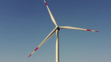 Tarımsal tarlalarda rüzgar tarlası, insansız hava aracı Wiev Ekolojisi ve yeşil enerji kavramı