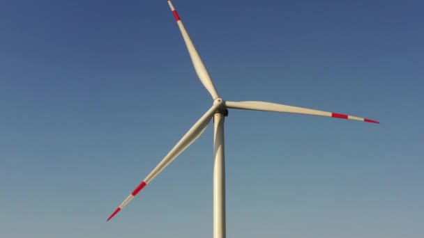 Tuulivoimapuisto maatalouspelloilla, drone wiev Ekologia ja vihreän energian käsite — kuvapankkivideo